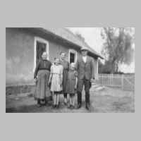 057-0085 Neu Ilischken - Oma Mueller und Familie Fritz Mueller .JPG
